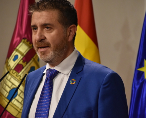 Primer plano del presidente de la Diputación de Albacete tras la firma convenio con la JCCM para mejorar el cuidado de las personas en sus entornos