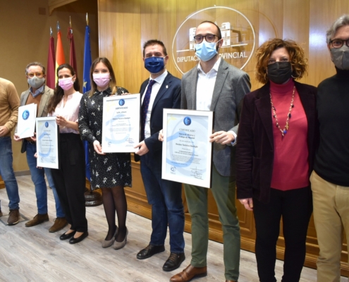 Representantes de la Diputación posan con la Certificación Starlight de las tres comarcas de la provincia que ya la tienen