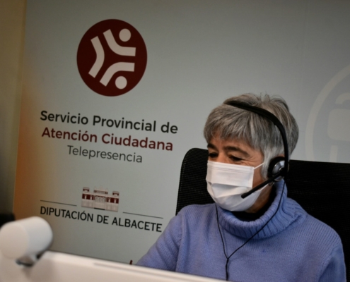 Imagen de una de las profesionales del Servicio de Atención Ciudadana de la Diputación de Albacete