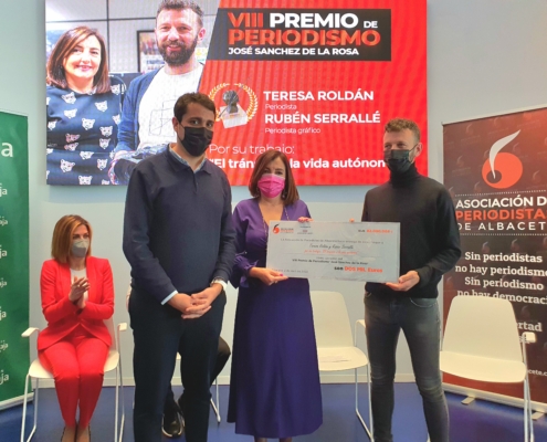 El diputado Daniel Sancha entregado el VIII Premio Sánchez de la Rosa a la periodista Yeresa Roldán y al redactor gráfico Rubén Serrallé