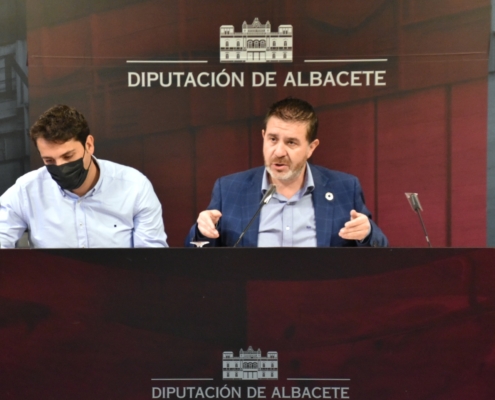 El presidente de la Diputación mientras expone los detalles de 10 Convocatorias de Ayudas en Deporte