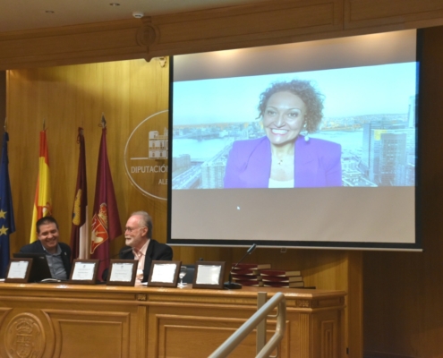 El presidente de la Diputación de Albacete y el secretario de la Asociación Cultural de Albacete en Madrid escuchan el video de la DG de la IAVI ...