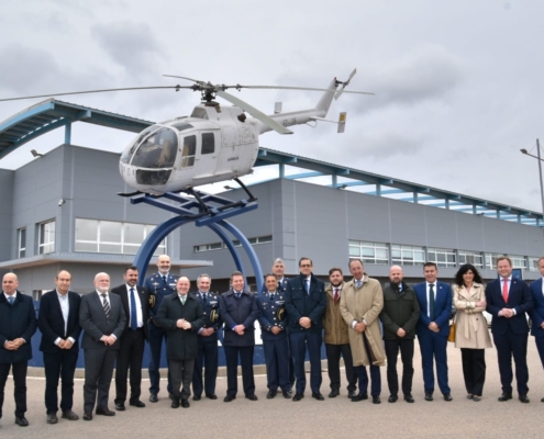 El presidente provincial junto al resto de autoridades y personalidades que han asistido al acto, posando en una foto de familia con las instalaci ...