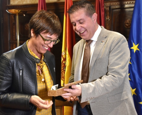 El presidente de la Diputación le hace entrega a la directora general de la Guardia Civil de una navaja de Albacete