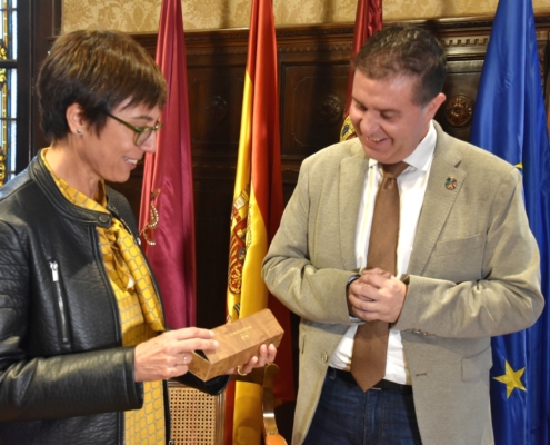 El presidente de la Diputación le hace entrega a la directora general de la Guardia Civil de una navaja de Albacete