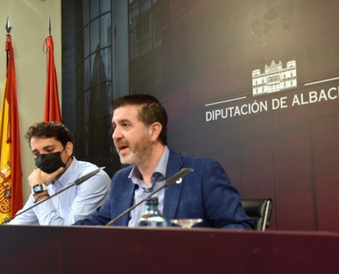 Imagen de archivo del presidente de la Diputación junto al diputado de Deportes durante una de las ruedas de prensa ofrecidas recientemente en ma ...