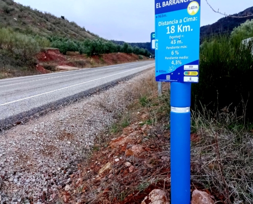 Imagen de una de las señales que se vienen ubicando en los puertos de montaña de la provincia. provincia 3