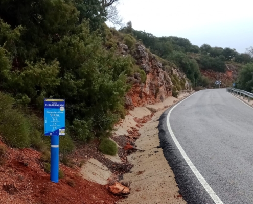 Imagen de una de las señales que se vienen ubicando en los puertos de montaña de la provincia. provincia 3