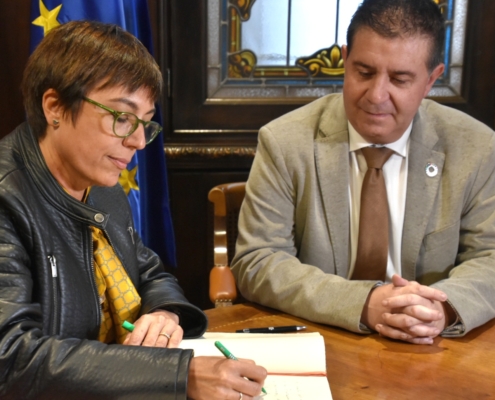 La directora general de la Guardia Civil firma en el Libro de Honor de la Diputación de Albacete junto al presidente de la institución