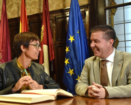 La directora general de la Guardia Civil conversa con el presidente de la Diputación