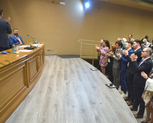 Los asistentes aplauden a Juanra Amores tras su discurso en los Premios de la Asociación Cultural de Albacete en Madrid