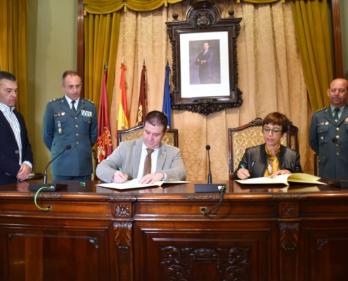 Santi Cabañero y María Gámez firman el protocolo-marco que sienta las bases del convenio de colaboración de la Diputación de Albacete con la  ...