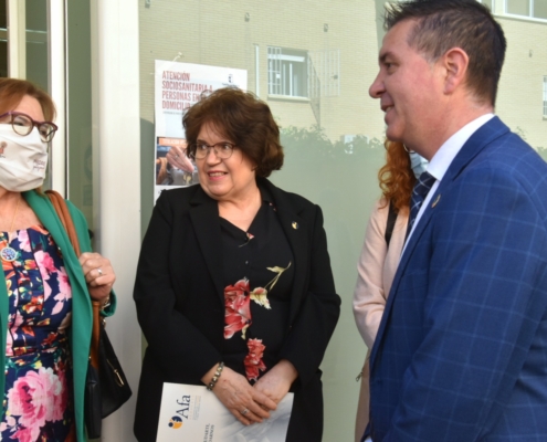 El presidente de la Diputación de Albacete junto a la presidenta de AFA Albacete a su llegada a la sede de la asociación