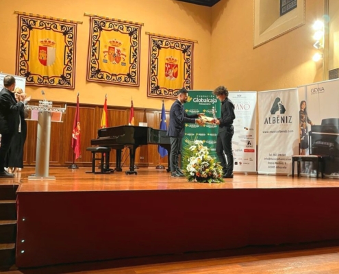 El diputado de Cultura hace entrega de uno de los premios del XVIII Concurso de Piano Diputación de Albacete