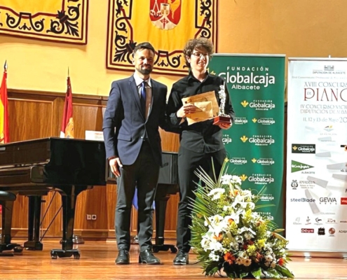 El diputado de Cultura posa junto a uno de los premiados del XVIII Concurso de Piano 'Diputación de Albacete'