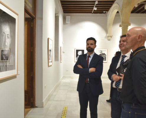 El fotógrafo Pepe Castro conversa con el presidente de la Diputación y el diputado de Cultura sobre la muestra VIS A VIS ante la imagen de Pedro ...