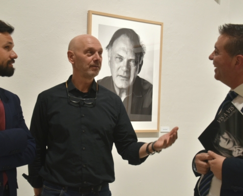 El fotógrafo Pepe Castro conversa con el presidente de la Diputación y el diputado de Cultura sobre la muestra VIS A VIS ante la imagen de Pedro ...