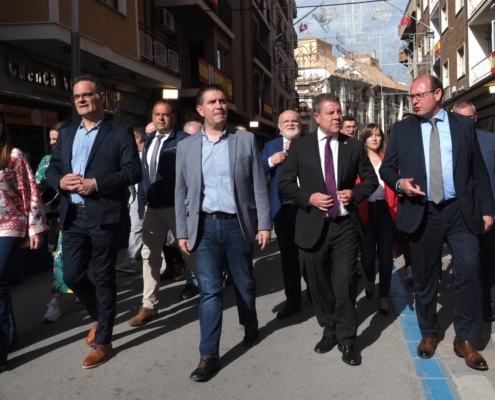 El presidente de la Diputación camina junto al presidente de CLM, al alcalde de Almansa, a la directora del Instituto de la Mujer de CLM y al por ...