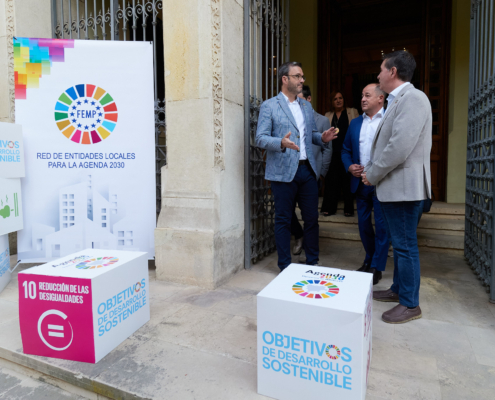 El presidente de la Diputación conversa con el alcalde de Albacete y el presidente de la Red de Entidades Locales para la Agenda 2030 a las puert ...