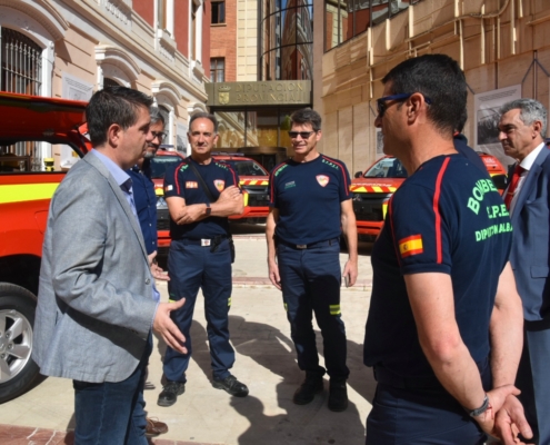 El presidente de la Diputación conversa con integrantes del SEPEI y representante de la empresa suministradora de los 6 nuevos todo-terreno adqui ...