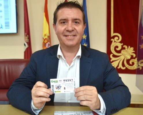 El presidente de la Diputación posa con el Cupón de la ONCE sobre el Albacete Meetings