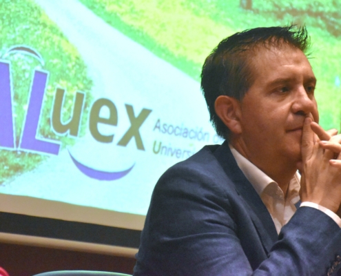 El presidente de la Diputación en la clausura del ciclo de conferencias de ALUEX 2021 2022