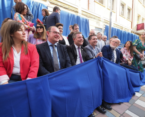 El presidente de la Diputación sentado junto al presidente de CLM, al alcalde de la localidad, al delegado provincial de la JCC y otras autoridad ...