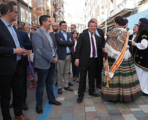 El presidente de la Diputación de Albacete junto al presidente de CLM, y el alcalde de la localidad saluda a la reina de las Fiestas Mayores de A ...