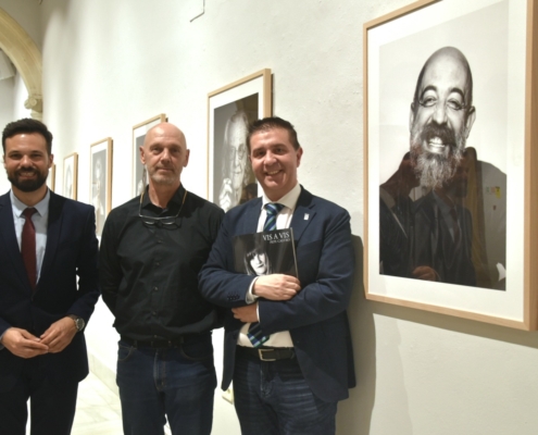 El presidente de la Diputación posa junto al fotógrafo Pepe Castro y al diputado de Cultura junto a la imagen de Goyo Jiménez