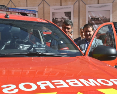 El presidente de la Diputación y el jefe del SEPEI observan el interior de uno de los 6 nuevos todo-terreno adquiridos para el Servicio