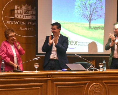 El presidente de la Diputación y el vicealcalde de Albacete aplauden a la presidenta de ALUEX en la clausura del ciclo de conferencias 2021 2022  ...