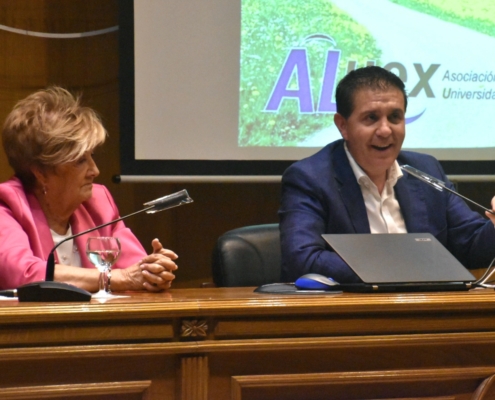 El presidente de la Diputación y la presidenta de ALUEX en la clausura del ciclo de conferencias 2021 2022 de la Asociación