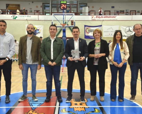 Santi Cabañero entrega el Premio Provincial al Deporte a la Mejor Labor Técnica a Rubén Perelló, entrenador del CB Almansa, ante una ‘Bombon ...