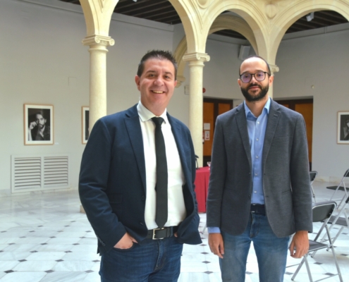 El presidente y el vicepresidente provinciales en el Claustro del Centro Cultural La Asunción de la Diputación tras presentar nuevas ayudas para ...