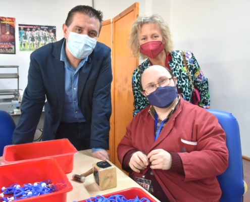 El presidente de la Diputación y la presidenta de Asprona junto a un usuario de la entidad