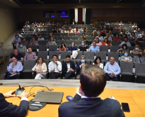 Encuentro informativo con representantes Ayuntamientos en la Diputación con presidente y vicepresidente de espaldas y asistentes de frente en la  ...