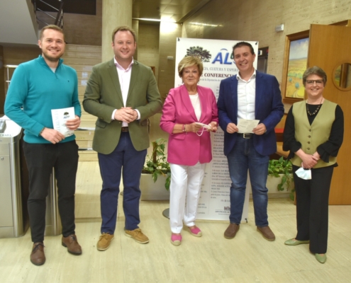 'Foto de familia' en la clausura del ciclo de conferencias de ALUEX 2021 2022