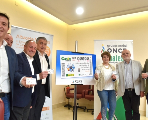 'Foto de familia' posando con el Cupón de la ONCE dedicado al Albacete Meetings