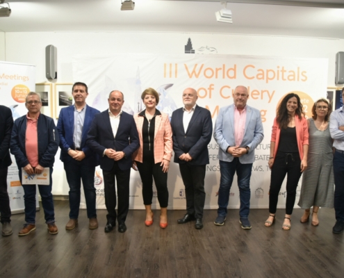 'Foto de familia' de representantes institucionales en la presentación de III Encuentro Mundial de Capitales de Cuchillería