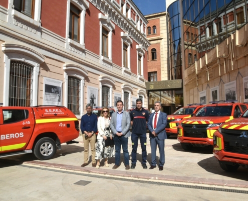 General en la explanada del Palacio Provincial con la 'foto de familia' de la presentación de los nuevos todo-terreno adquiridos para el SEPEI