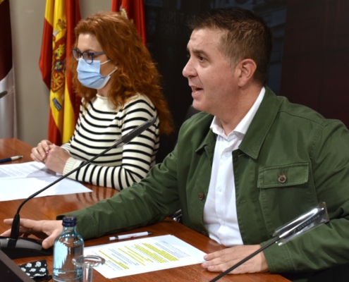 Imagen del presidente de la Diputación de Albacete y de la diputada de Servicios Sociales en la sala de prensa de la Casa Provincial