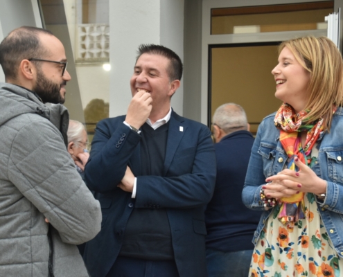 La alcaldesa de Alpera conversa con el presidente y el vicepresidente de la Diputación