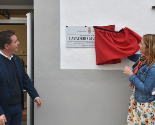 La alcaldesa de Alpera descubre la placa de la Sala Multiusos creada en el antiguo Lavadero Municipal junto al presidente de la Diputación