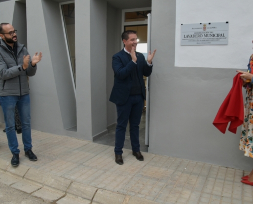 La alcaldesa de Alpera descubre la plaza de la Sala Multiusos creada en el antiguo Lavadero Municipal junto al presidente y al vicepresidente de l ...