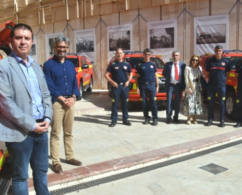 Plano americano de la 'foto de familia' en la presentación de los nuevos todo-terreno adquiridos para el SEPEI