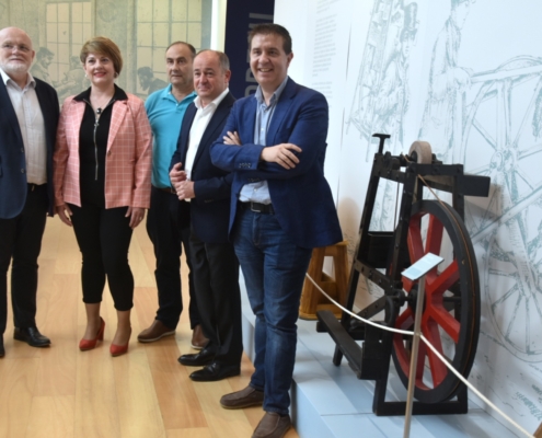 Presidente provincial, alcalde de Albacete, delegado JCCM y presidenta de APRECU en una sala del Museo de la Cuchillería de Albacete