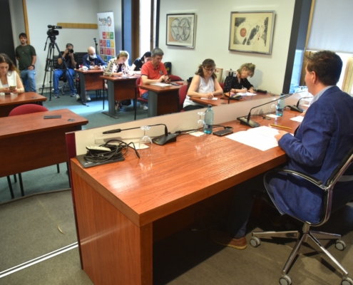 Sala de prensa con el presidente y el vicepresidente de la Diputación de espaldas en la imagen