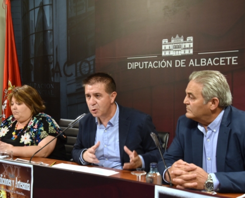 El presidente de la Diputación, con el alcalde de El Bonillo y la concejala de Cultura de la localidad mientras presenta l XVI Feria de Tradicion ...