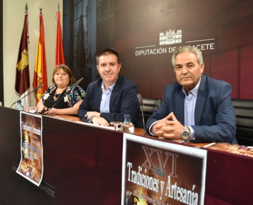 El presidente de la Diputación, el alcalde de El Bonillo y la concejala de Cultura de la localidad posan antes de presentar la XVI Feria de Tradi ...