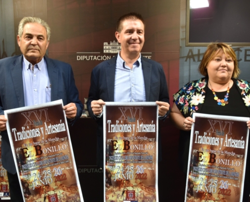 El presidente de la Diputación, el alcalde de El Bonillo y la concejala de Cultura de la localidad posan con el cartel de la XVI Feria de Tradici ...